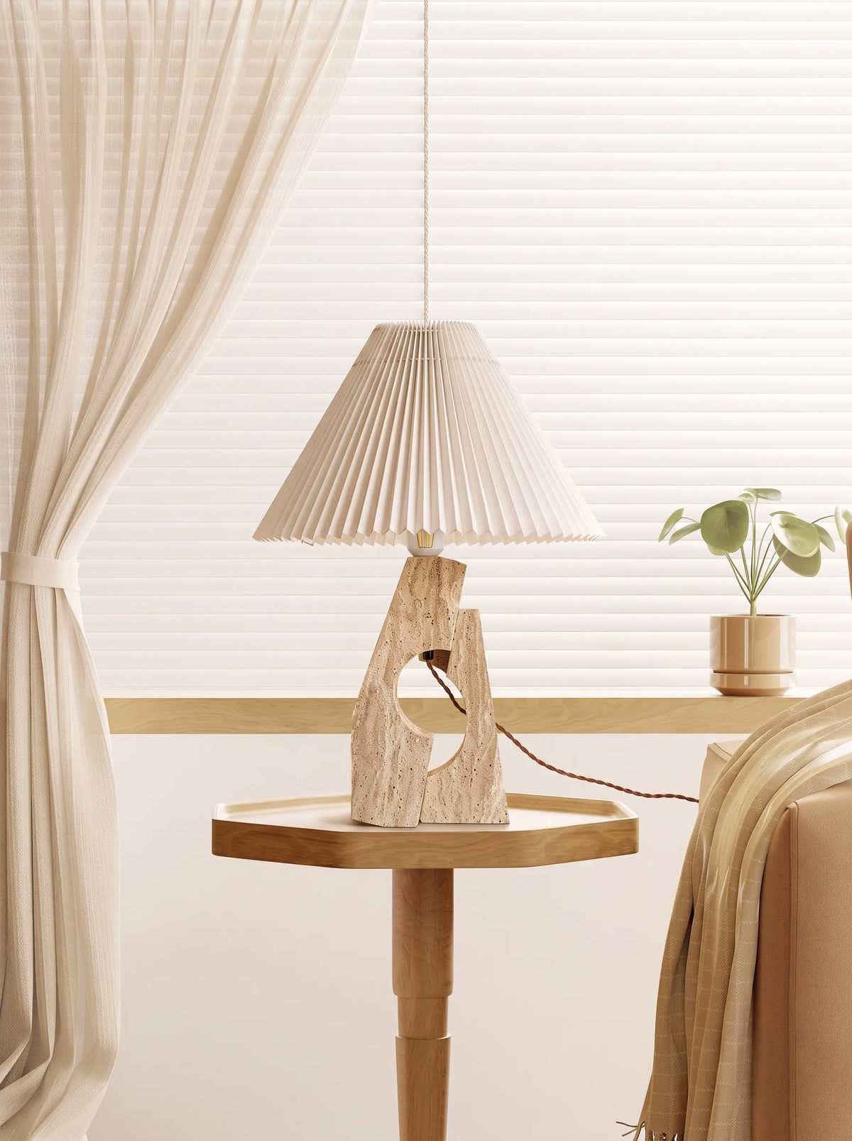 Lámpara de mesa de travertino Travena en un salón sereno – imagen 5