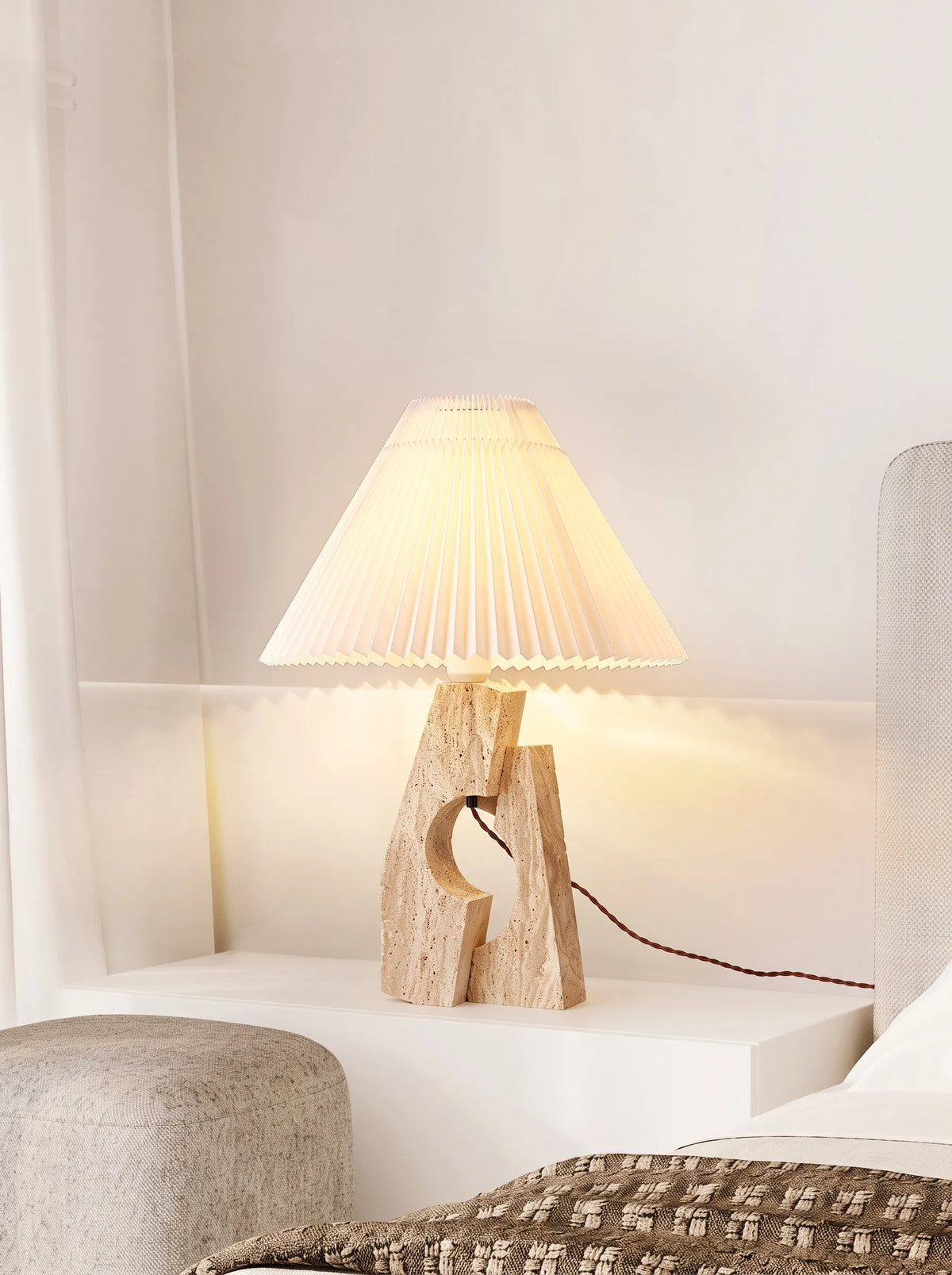 Lámpara de mesa de travertino Travena en un salón sereno – imagen 6