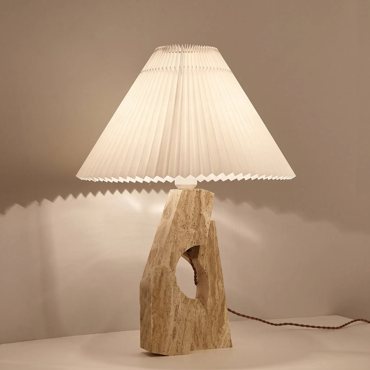 Lámpara de mesa de travertino Travena en un salón sereno – imagen 7