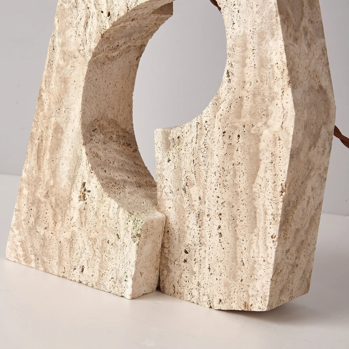 Lámpara de mesa de travertino Travena – detalle de la base de travertino