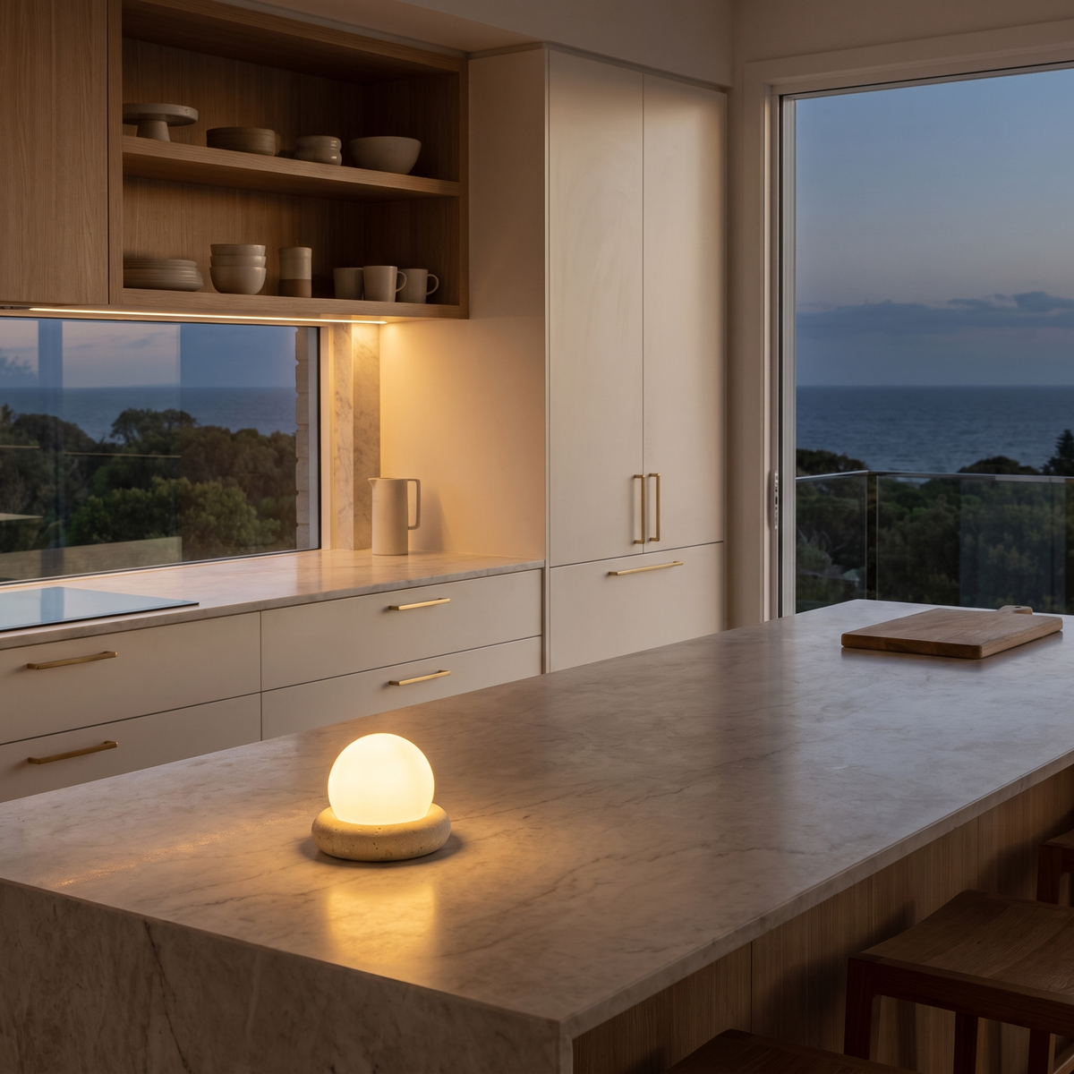 Lámpara de mesa de travertino Travenia – sobre la isla de una cocina al anochecer