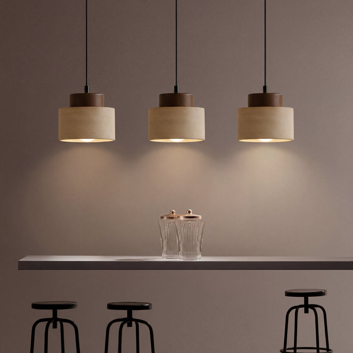 Lámpara colgante de travertino Petrina sobre una mesa de comedor – imagen 5
