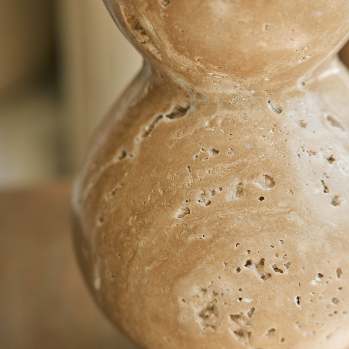Lámpara de mesa de travertino Travia – textura del travertino natural
