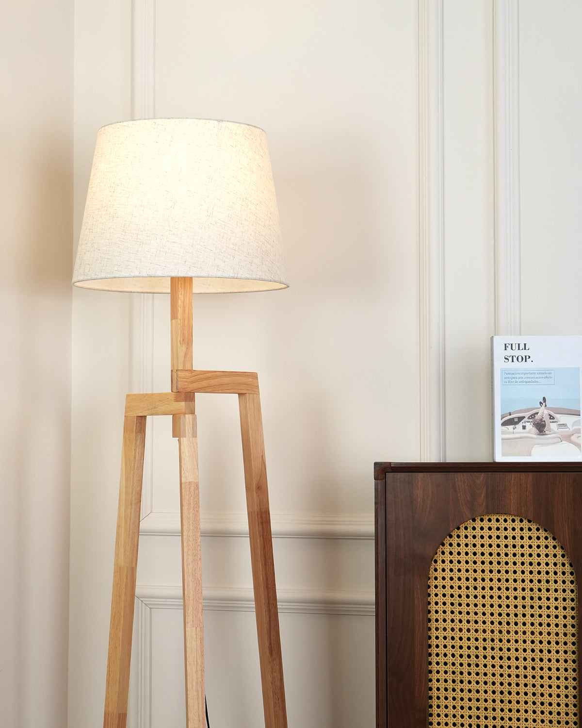 Lámpara de pie trípode de madera Tresalba – detalle de la pantalla de tela encendida