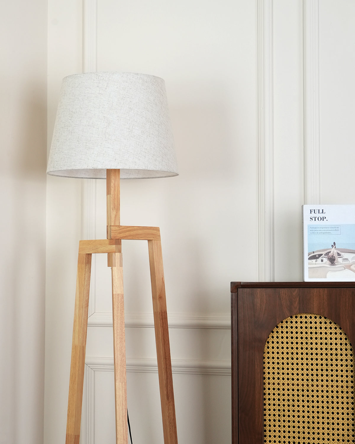 Lámpara de pie trípode de madera Tresalba – detalle de la pantalla y el ensamblaje de madera