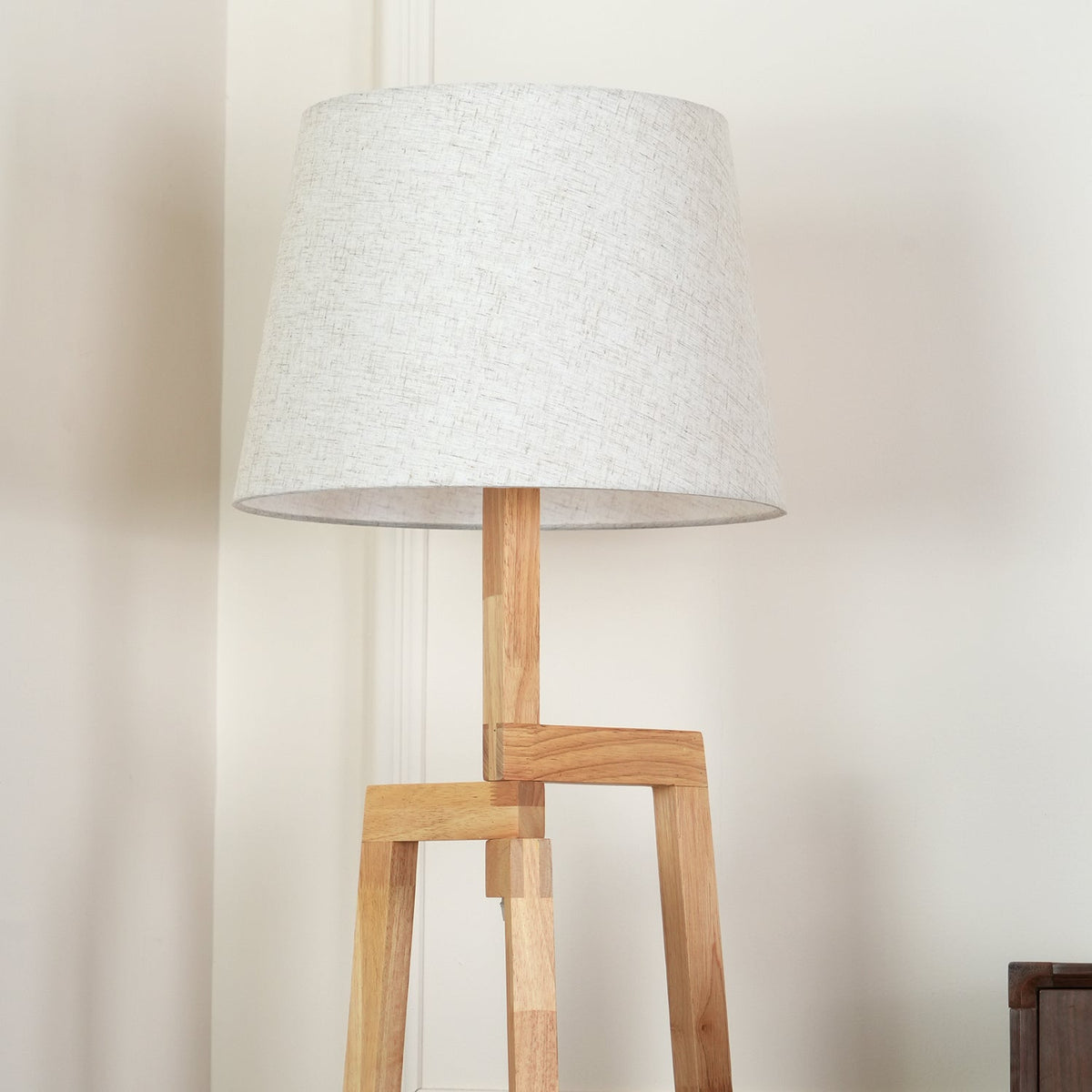 Lámpara de pie trípode de madera Tresalba – detalle de la pantalla de tela texturizada