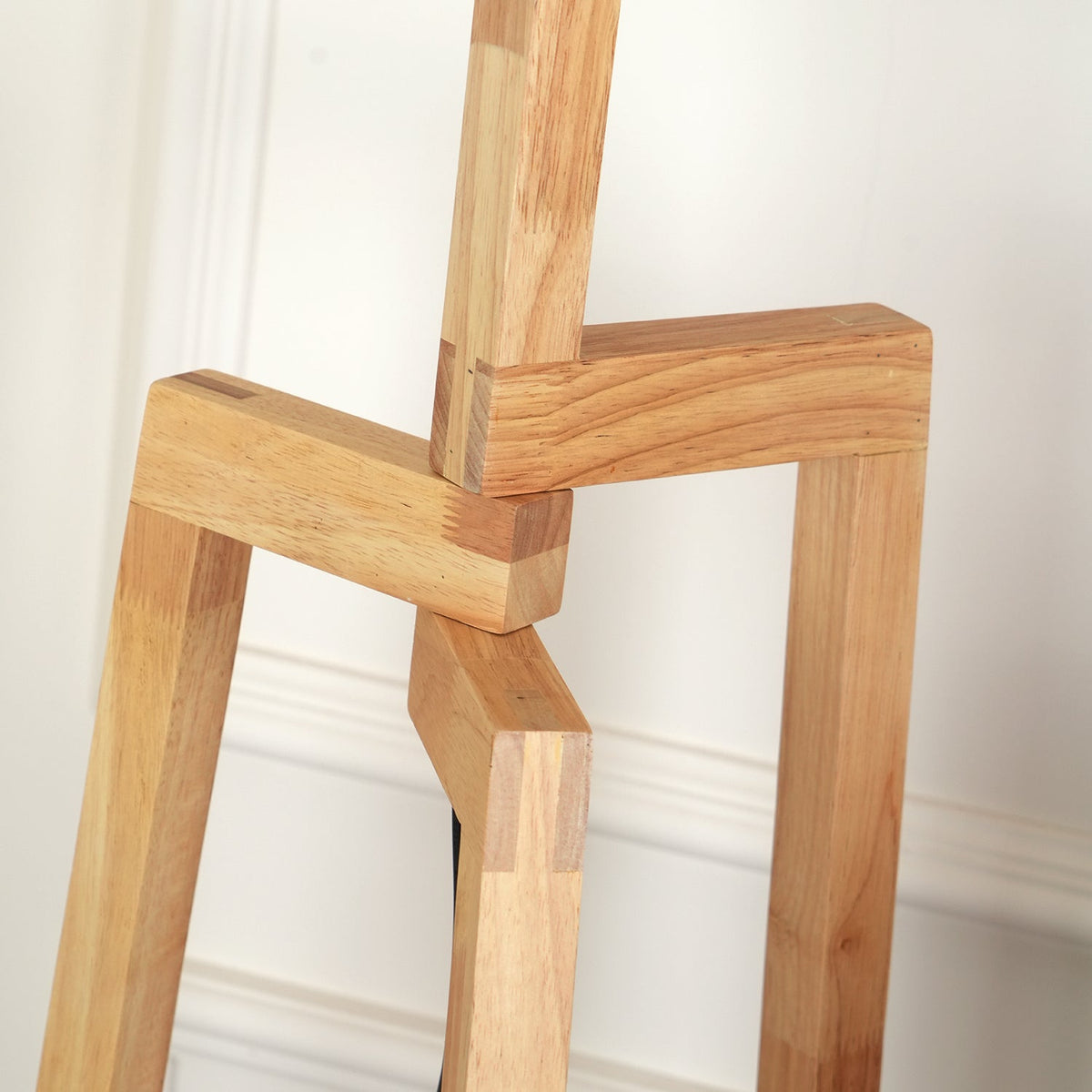 Lámpara de pie trípode de madera Tresalba – detalle de las uniones de madera maciza