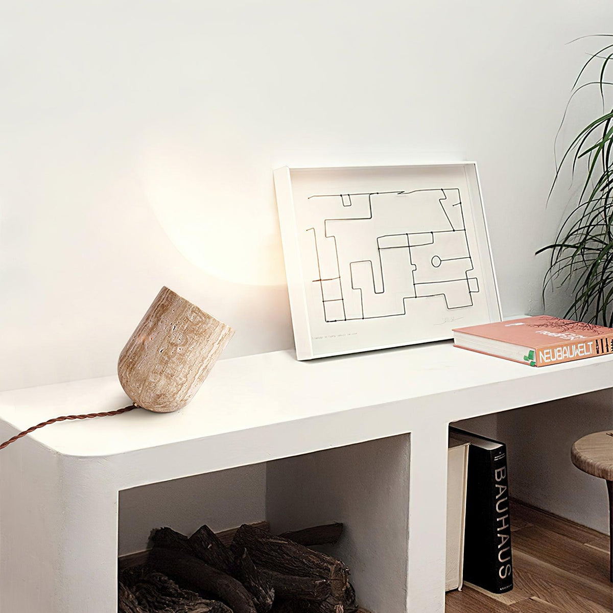 Lámpara de mesa de travertino Trevina en un salón sereno – imagen 4