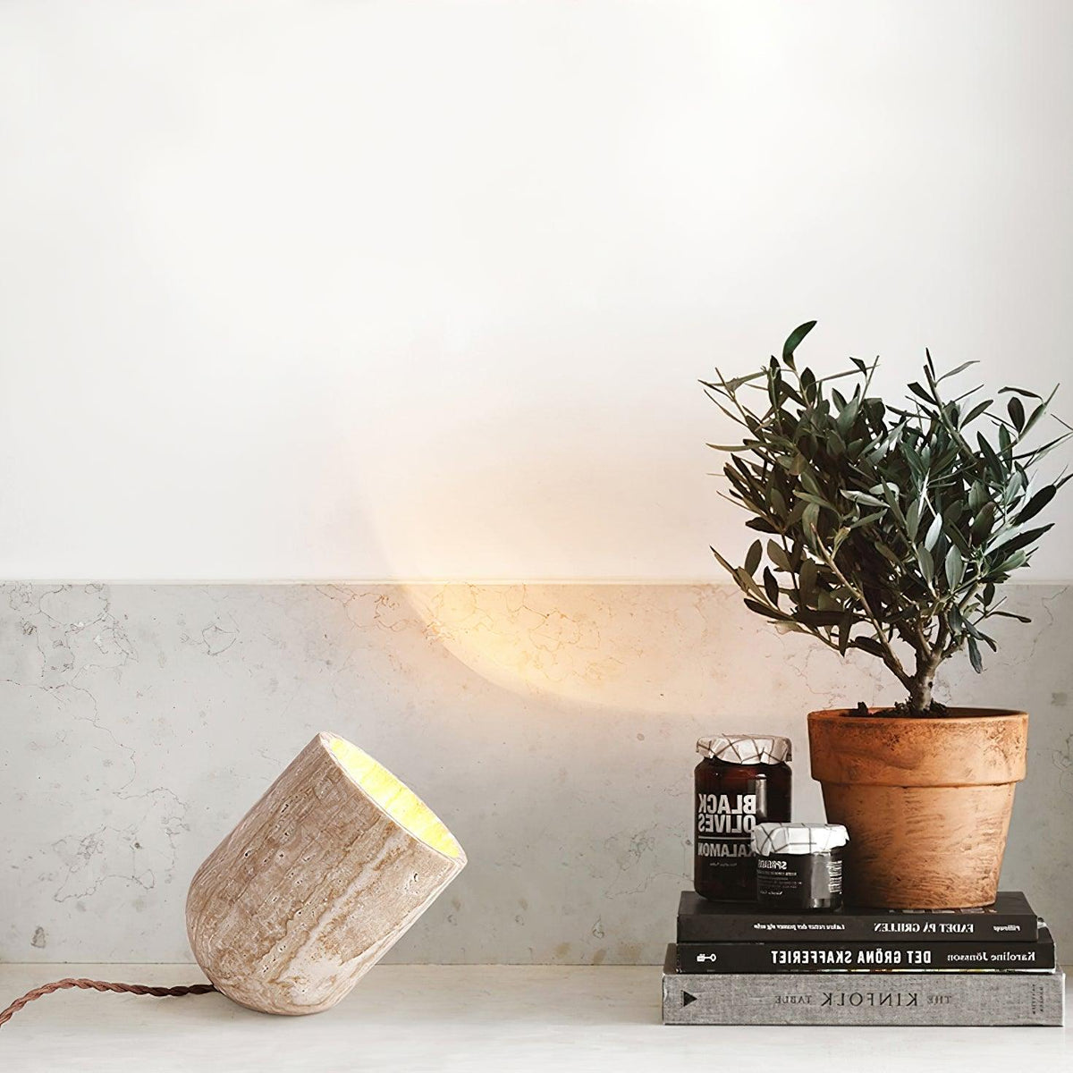 Lámpara de mesa de travertino Trevina en un salón sereno – imagen 7