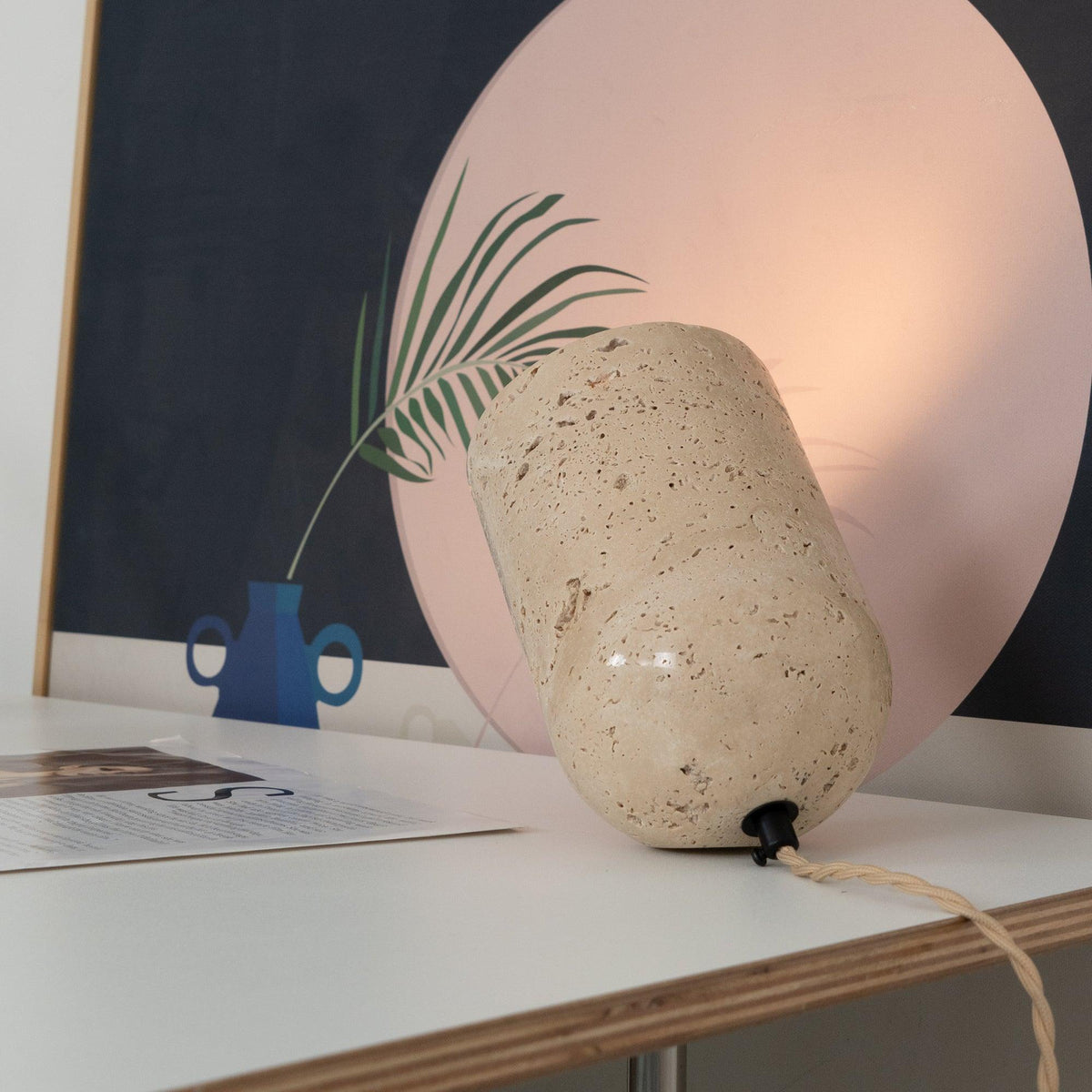 Lámpara de mesa de travertino Trevina en un salón sereno – imagen 8