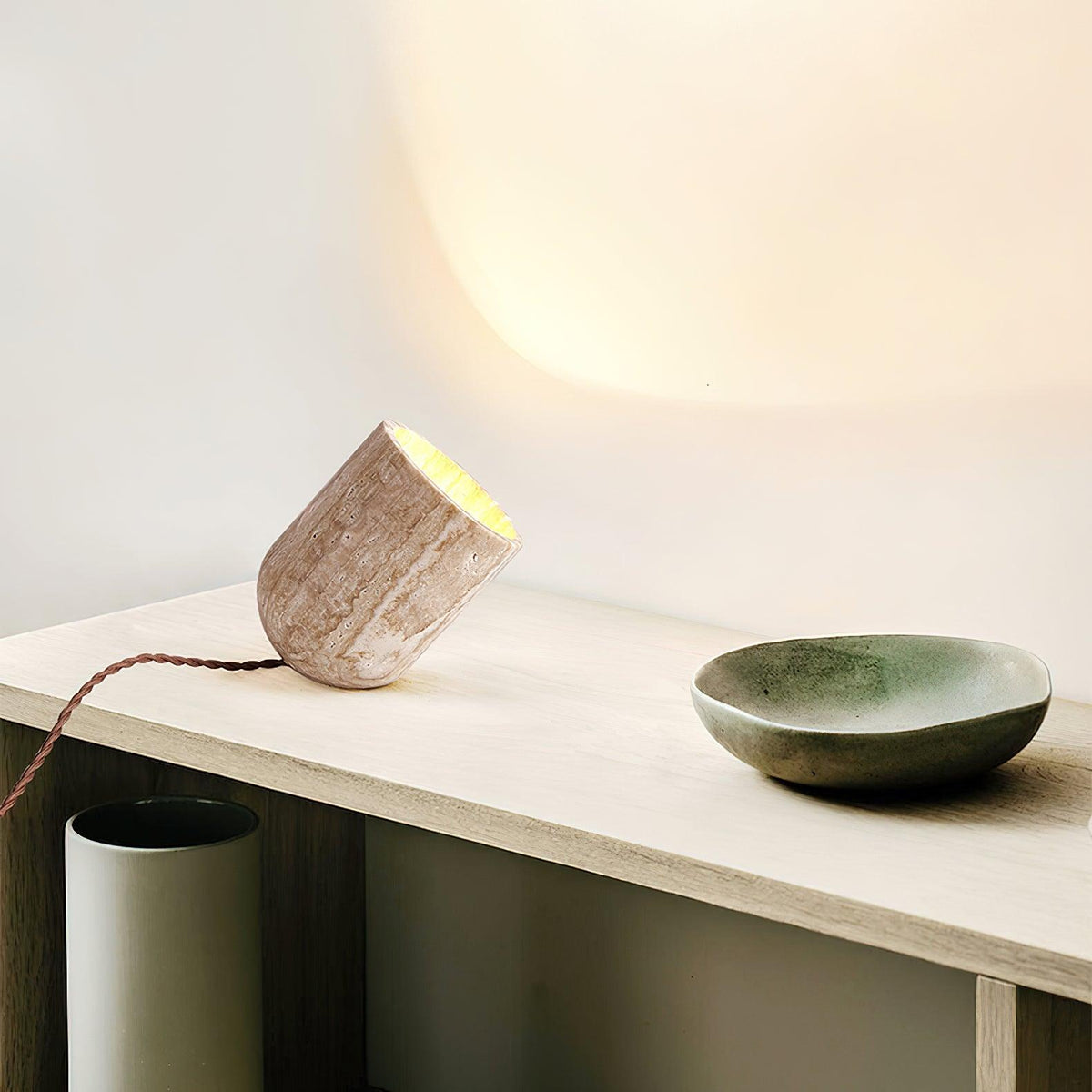 Lámpara de mesa de travertino Trevina en un salón sereno – imagen 10