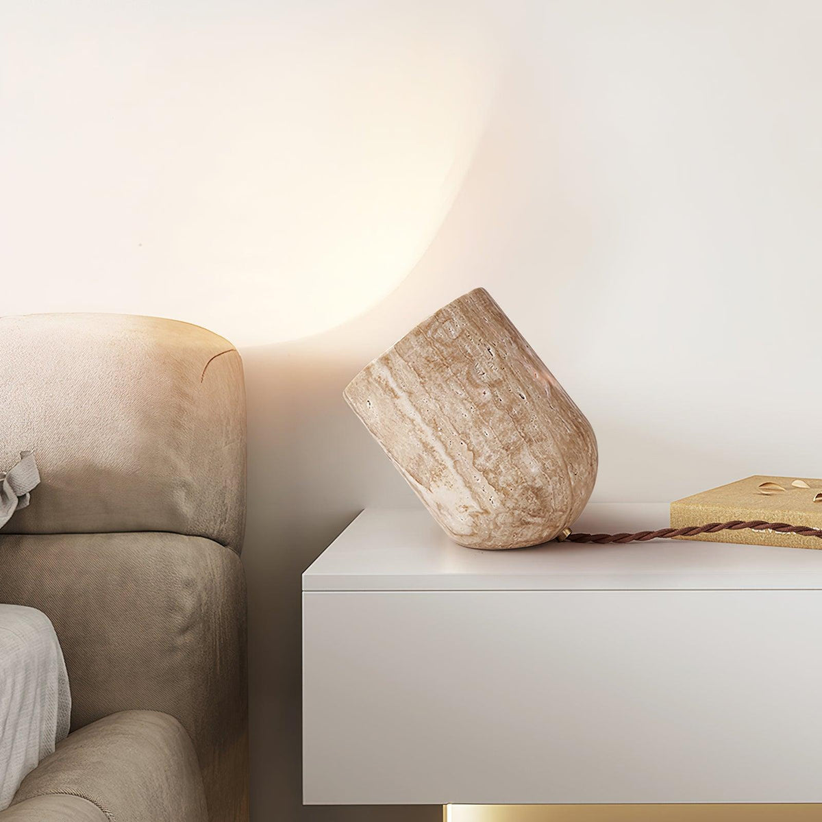 Lámpara de mesa de travertino Trevina en un salón sereno – imagen 11