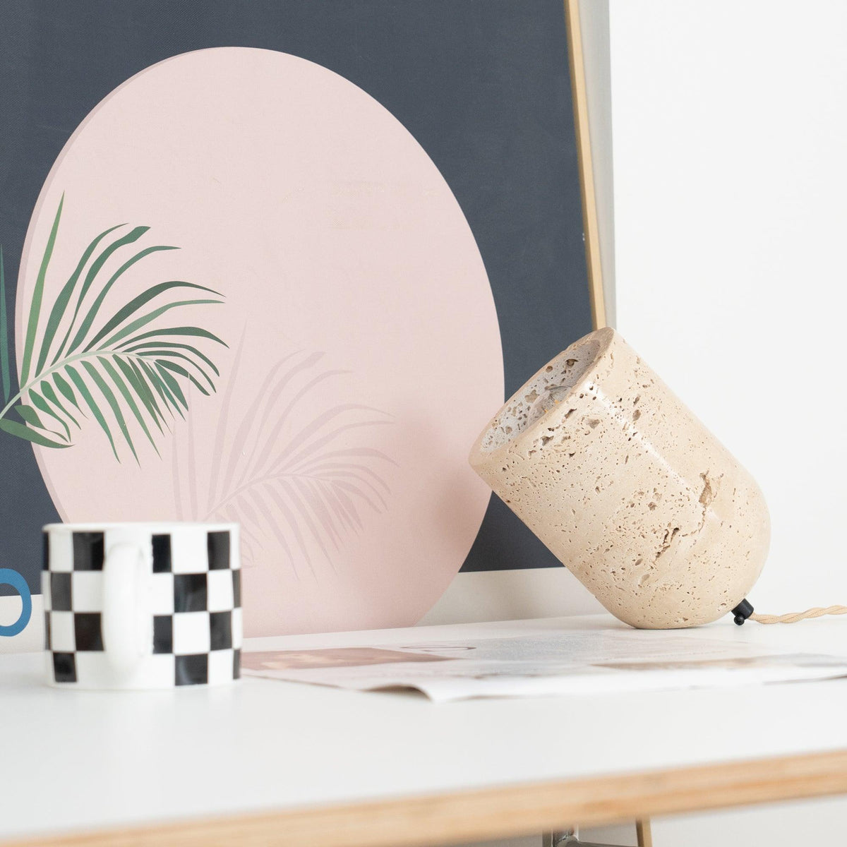 Lámpara de mesa de travertino Trevina en un salón sereno – imagen 12