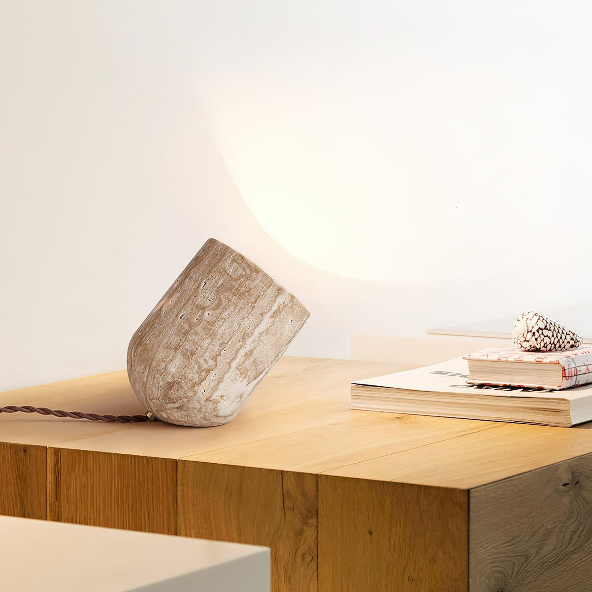 Lámpara de mesa de travertino Trevina en un salón sereno – imagen 13