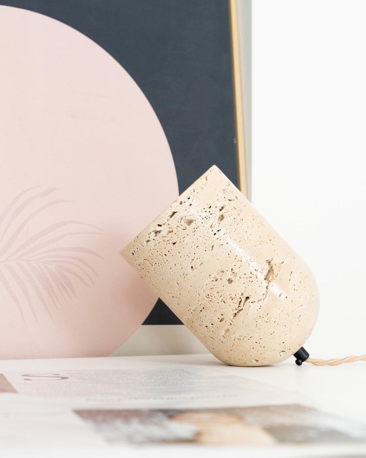 Lámpara de mesa de travertino Trevina en un salón sereno – imagen 15