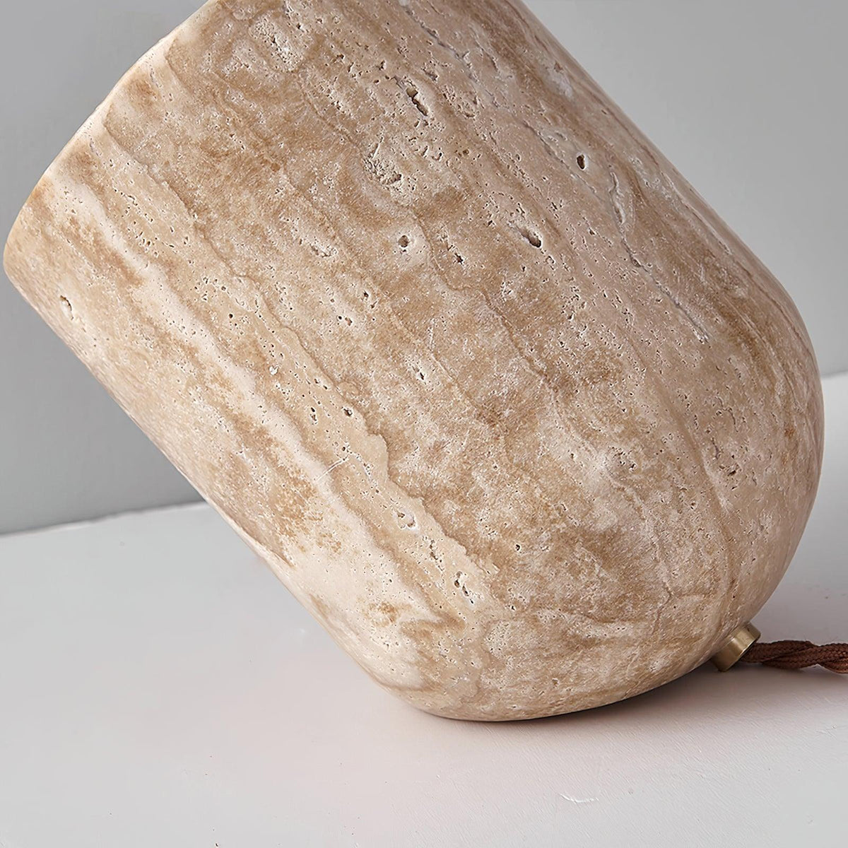 Lámpara de mesa de travertino Trevina – detalle de la textura del travertino