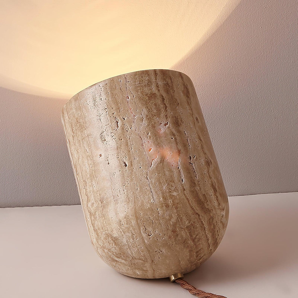Lámpara de mesa de travertino Trevina en un salón sereno – imagen 21