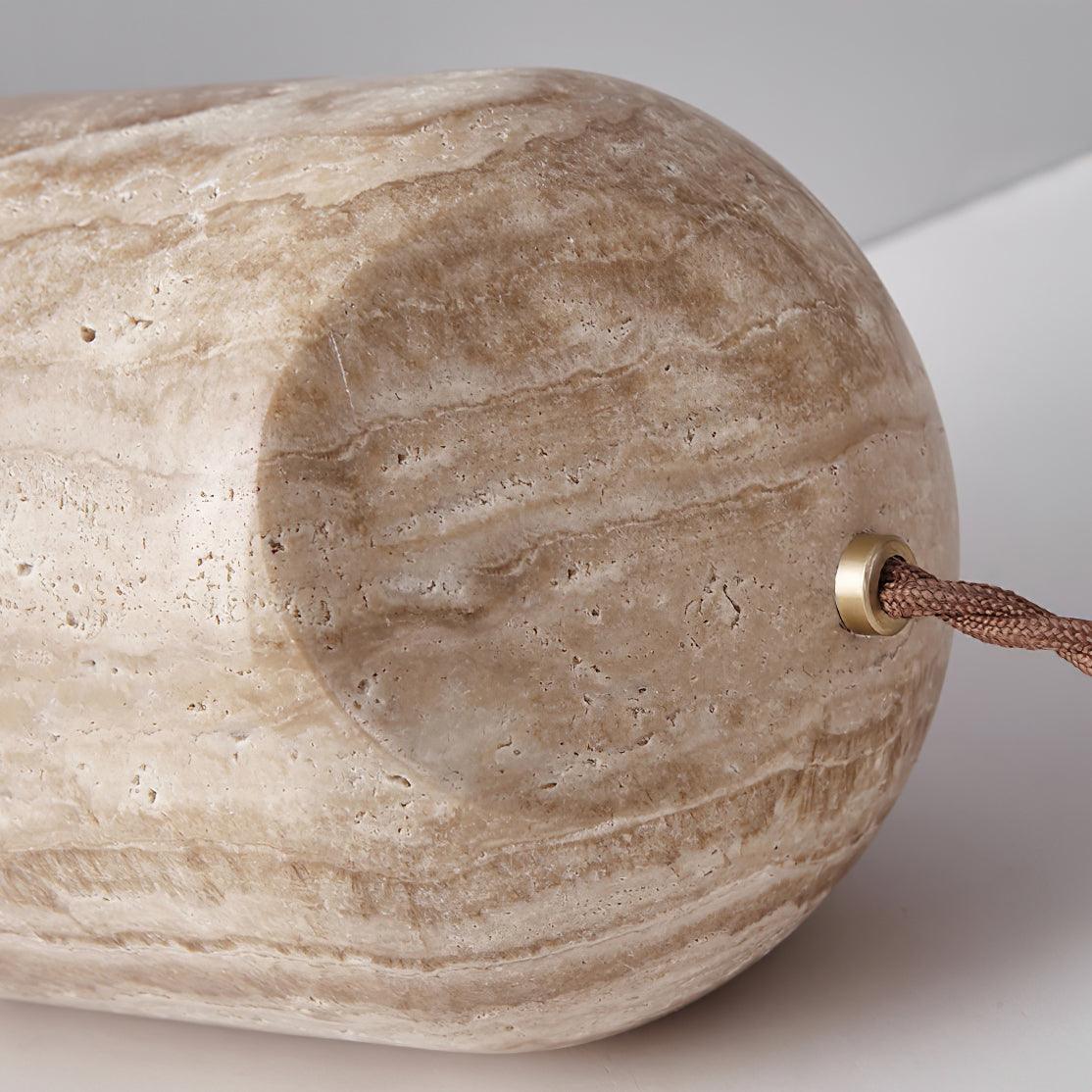 Lámpara de mesa de travertino Trevina – detalle de la salida del cable