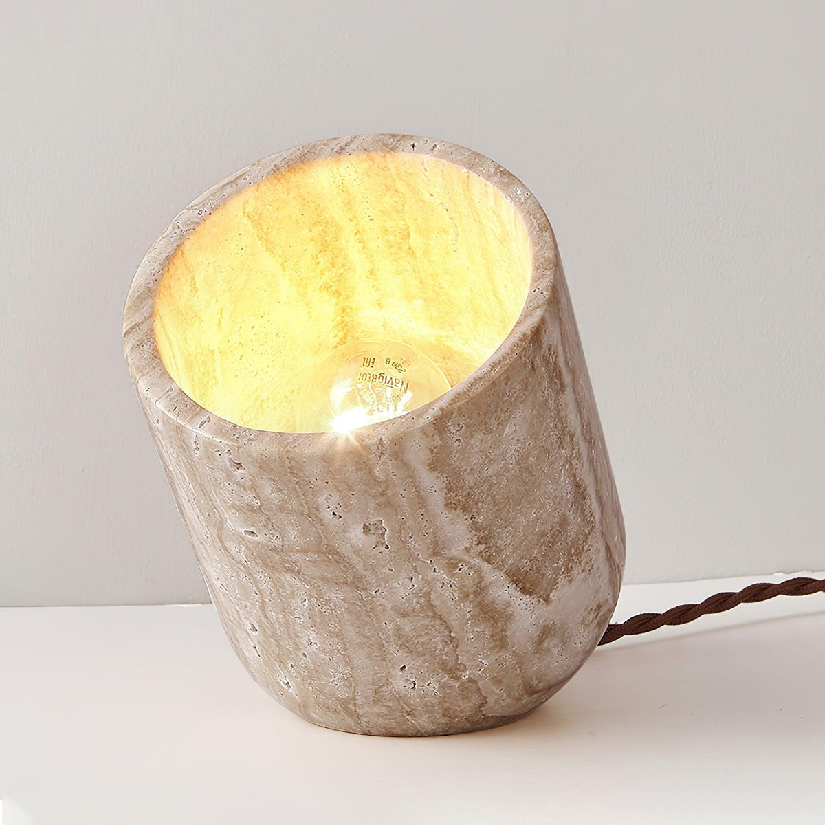 Lámpara de mesa de travertino Trevina en un salón sereno – imagen 23