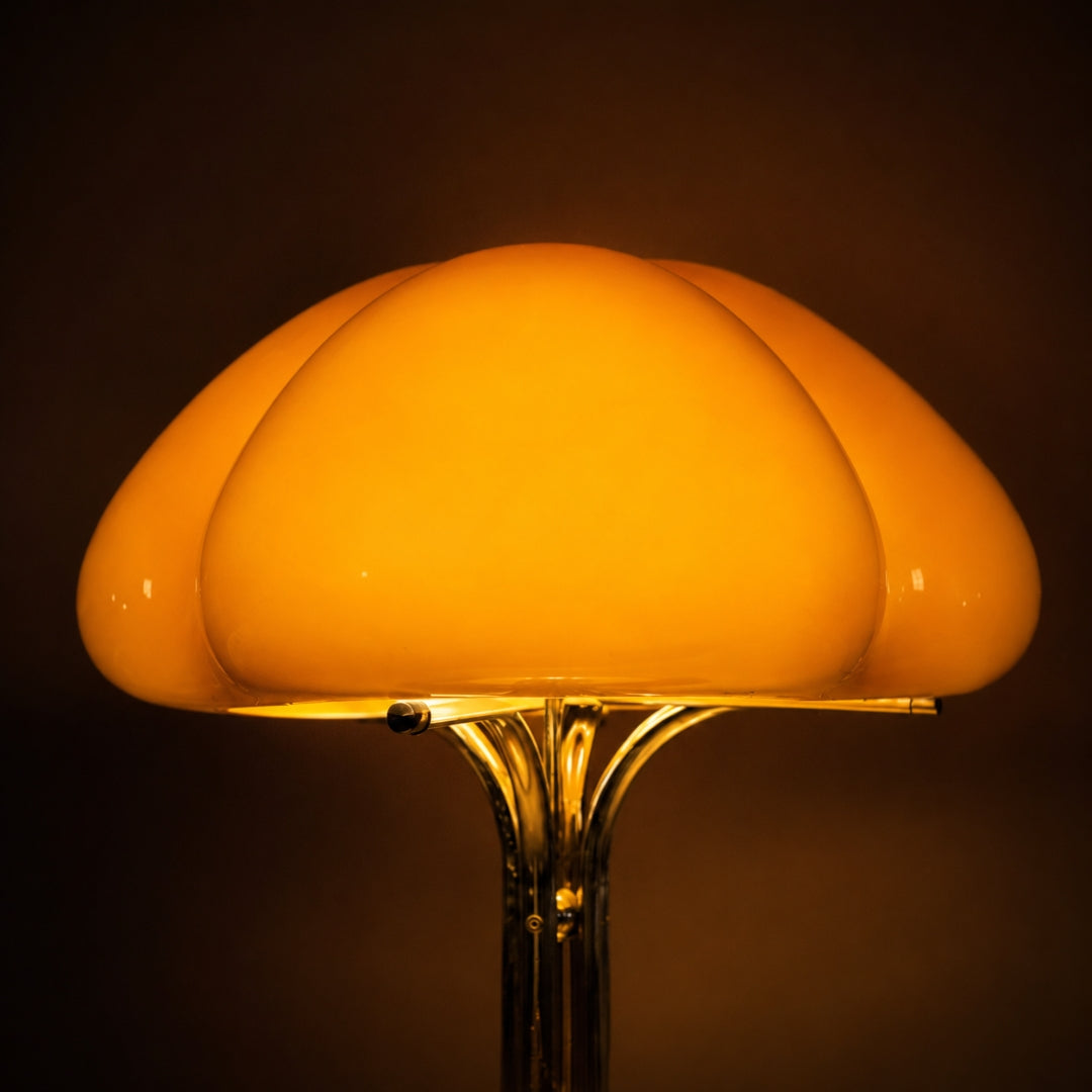 Lámpara de mesa retro de cristal Trevola – detalle de la pantalla encendida