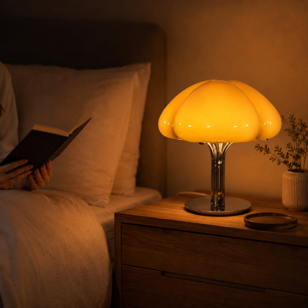 Lámpara de mesa retro de cristal Trevola – encendida en un dormitorio para leer