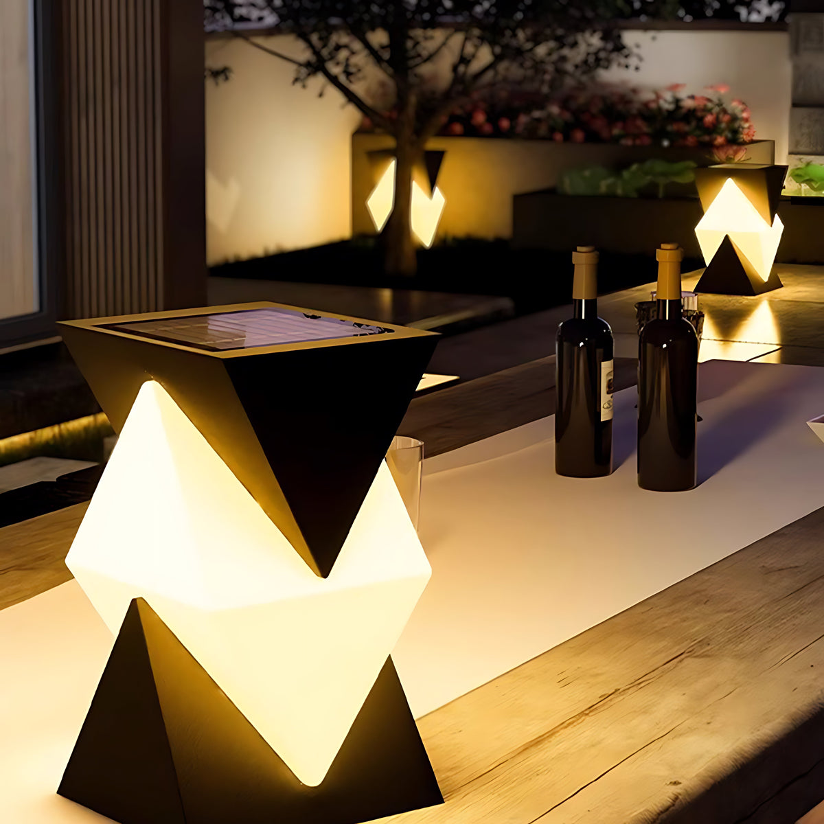 Luz de pilar exterior Oniela – sobre una mesa de exterior