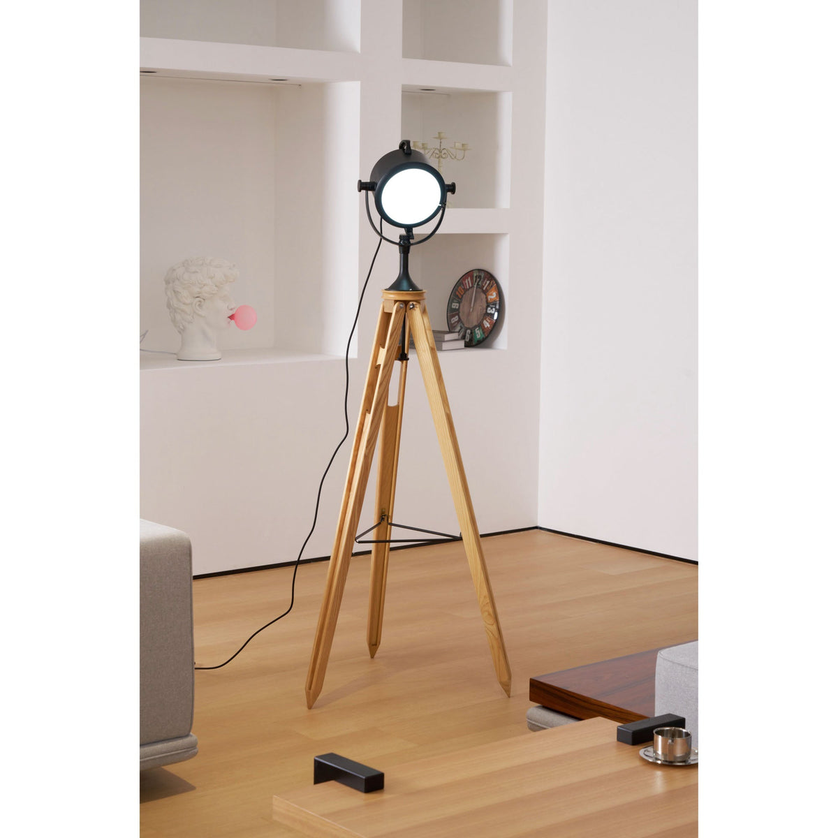 Lámpara de pie trípode con foco Tripola en un salón luminoso – imagen 6