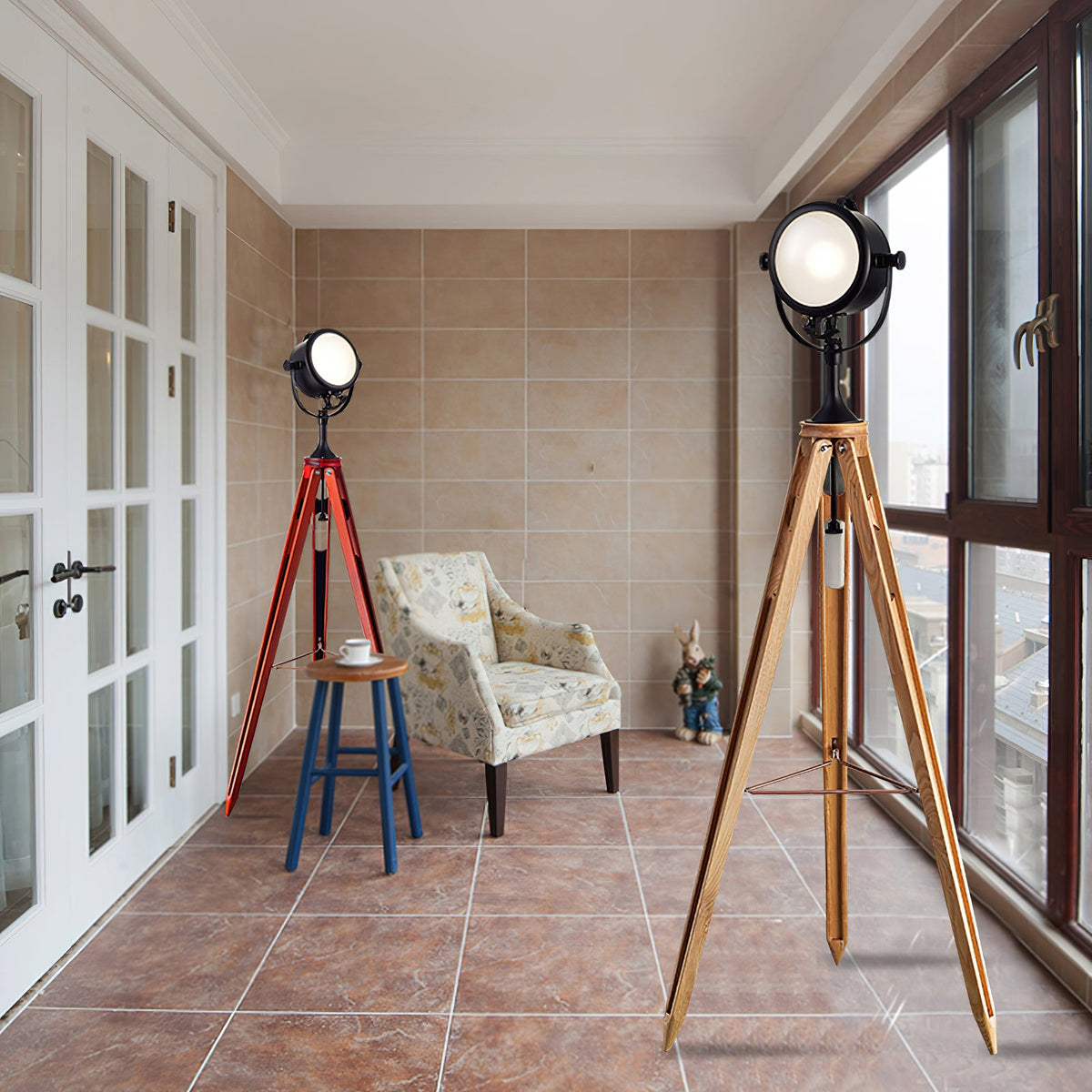 Lámpara de pie trípode con foco Tripola en un salón luminoso – imagen 8
