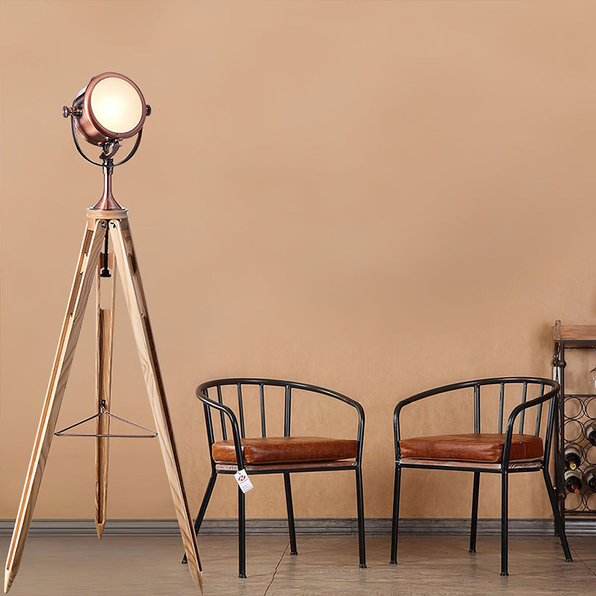 Lámpara de pie trípode con foco Tripola en un salón luminoso – imagen 10
