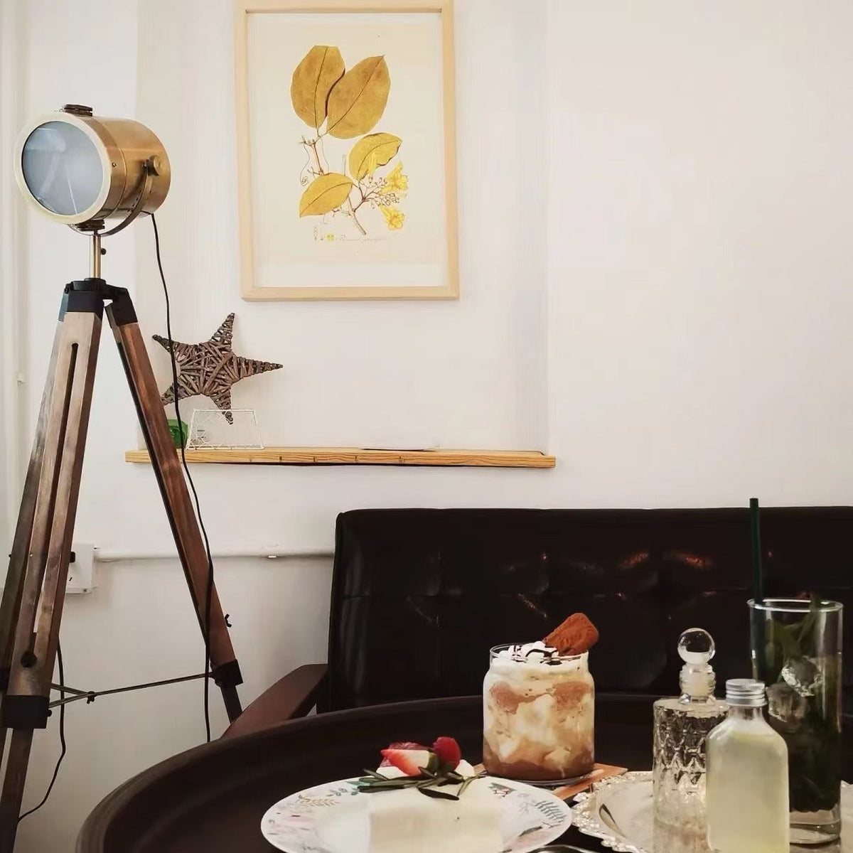 Lámpara de pie trípode con foco Tripola en un salón luminoso – imagen 12
