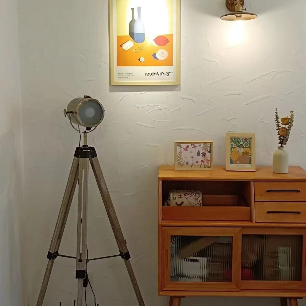 Lámpara de pie trípode con foco Tripola en un salón luminoso – imagen 13