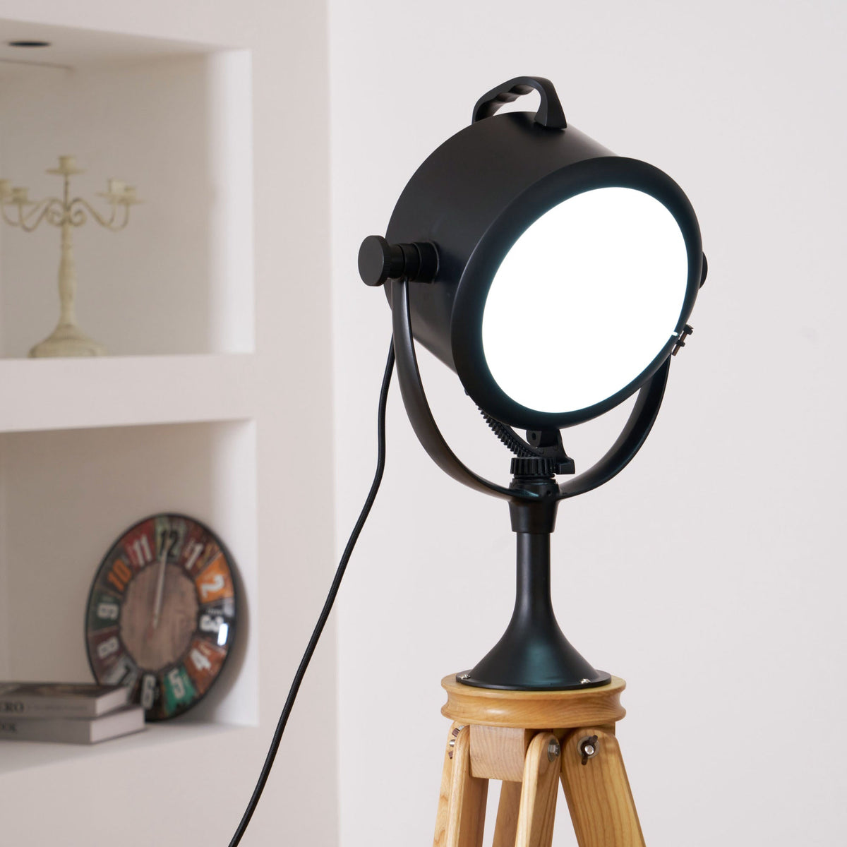 Lámpara de pie trípode con foco Tripola en un salón luminoso – imagen 15