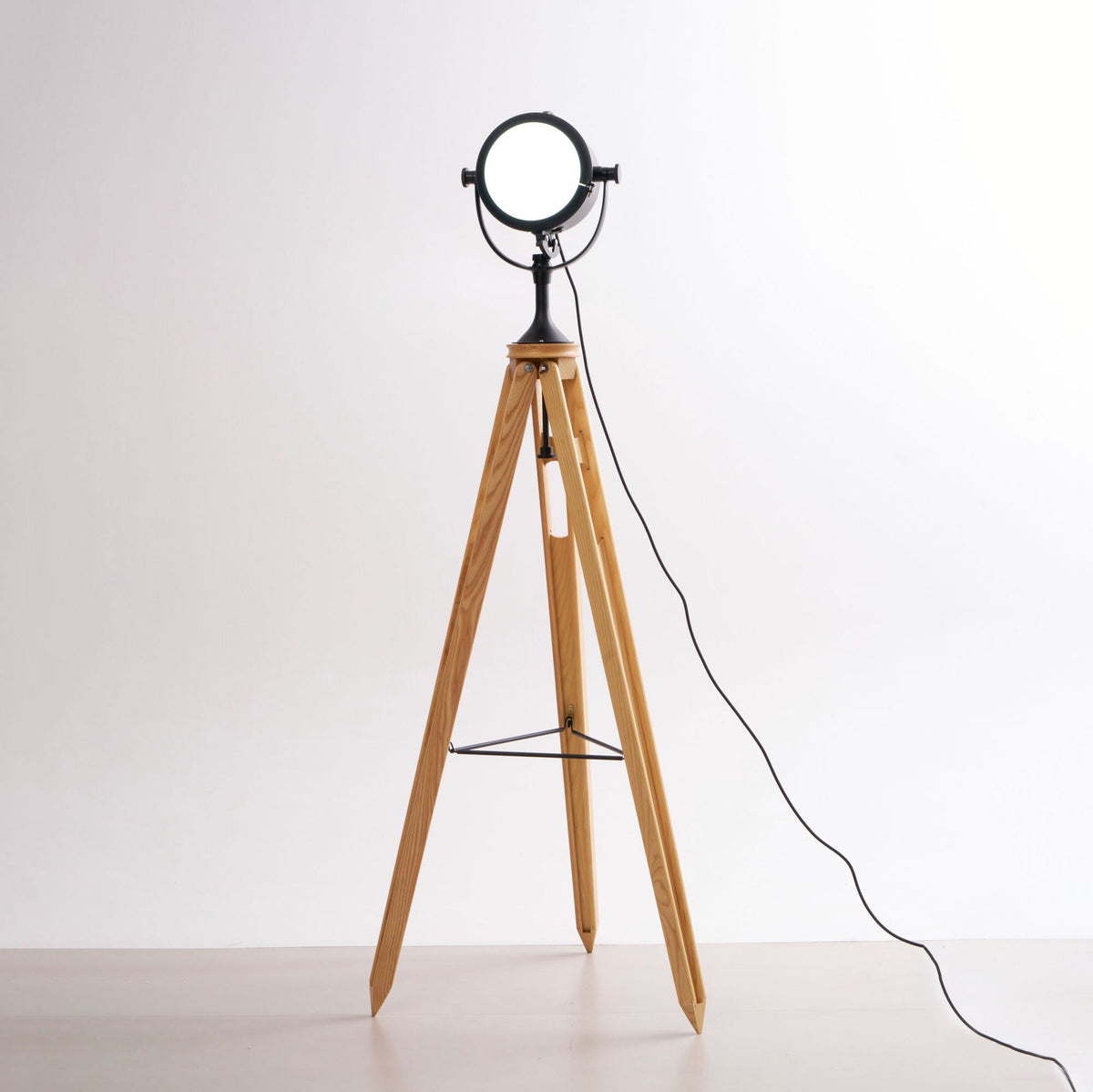 Lámpara de pie trípode con foco Tripola en un salón luminoso – imagen 18
