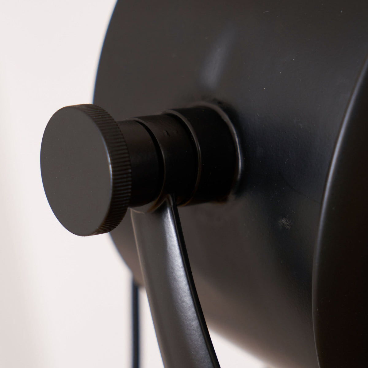Lámpara de pie trípode con foco Tripola – detalle del cabezal orientable