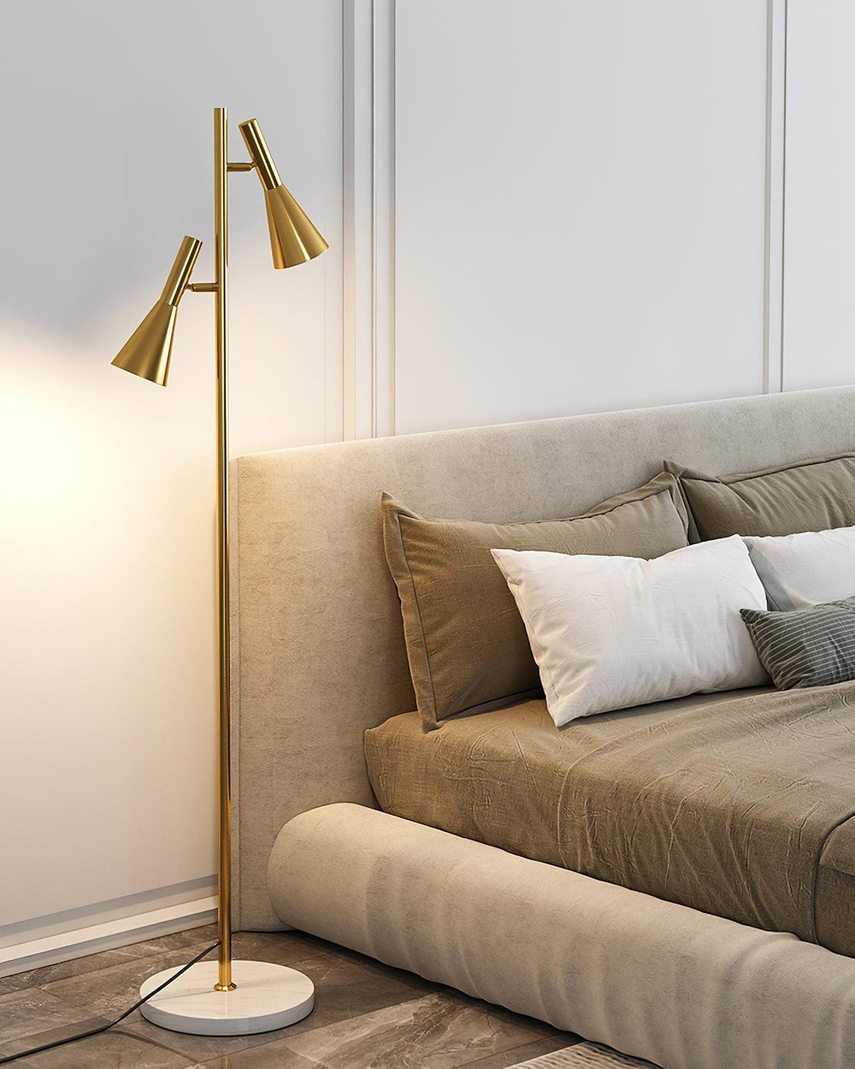 Lámpara de pie de lectura con dos focos Trompina junto a un sillón – imagen 10