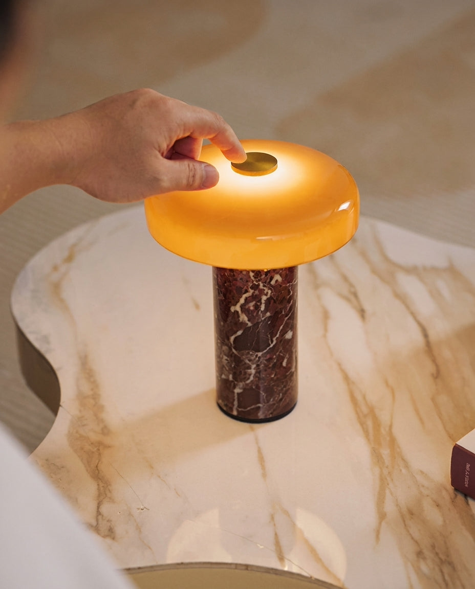 Lámpara de mesa de mármol Trufela – se enciende tocando el pomo dorado