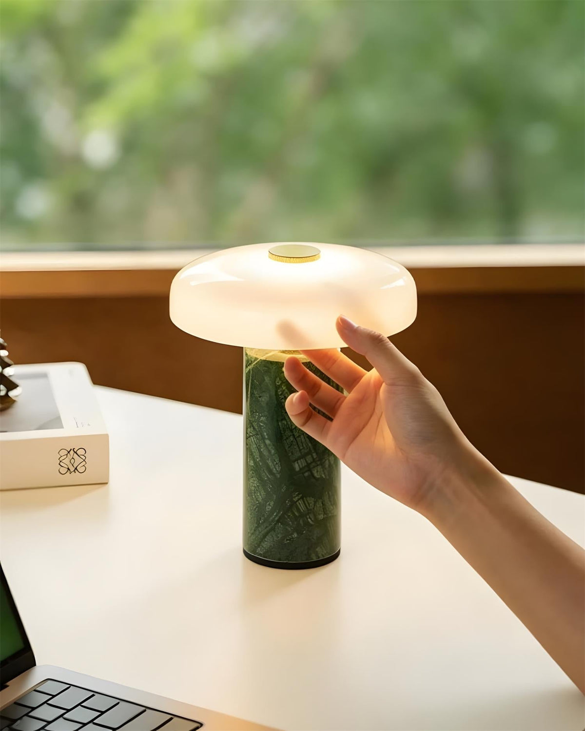 Lámpara de mesa de mármol Trufela – versión verde junto a un portátil