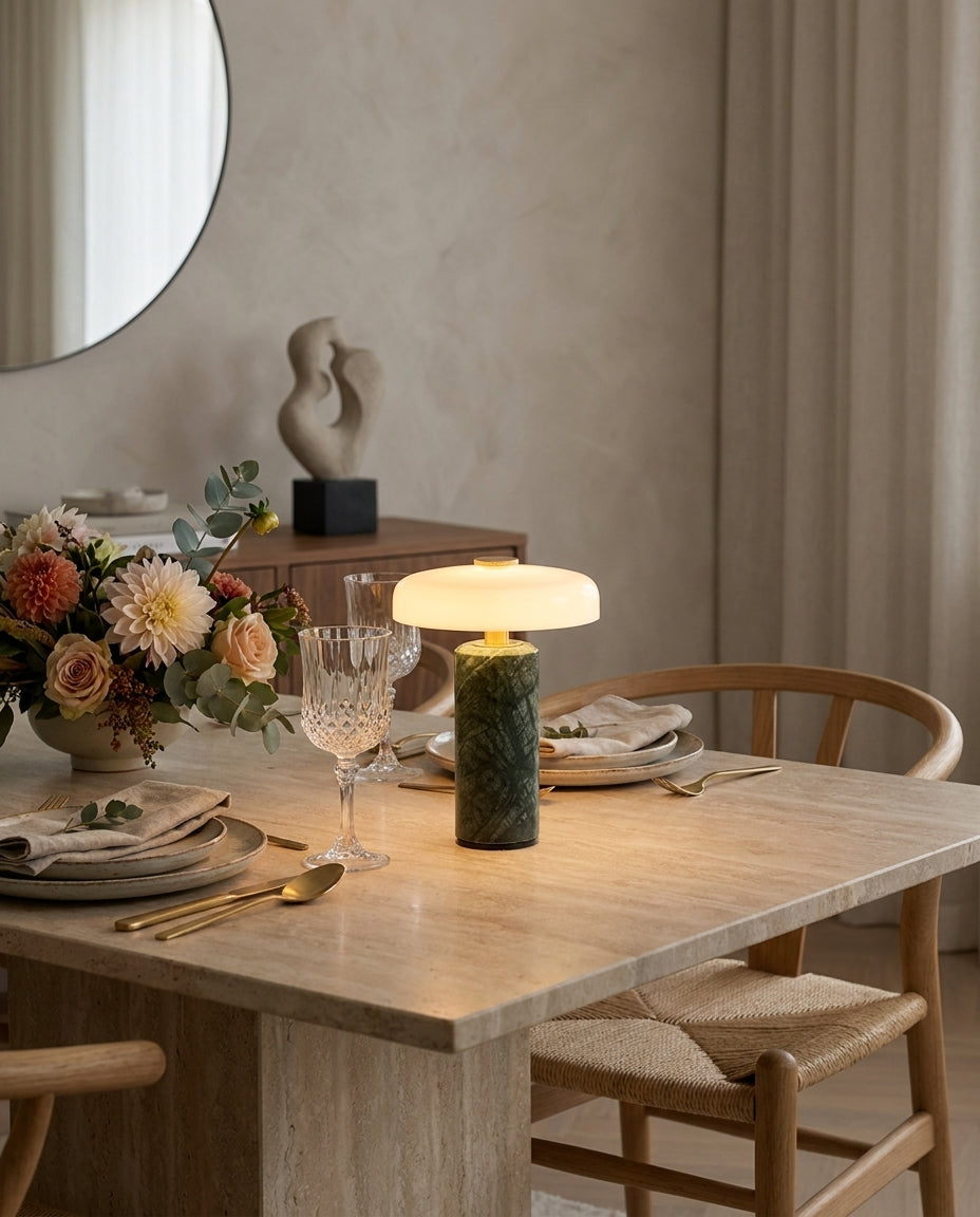 Lámpara de mesa de mármol Trufela – en un comedor luminoso