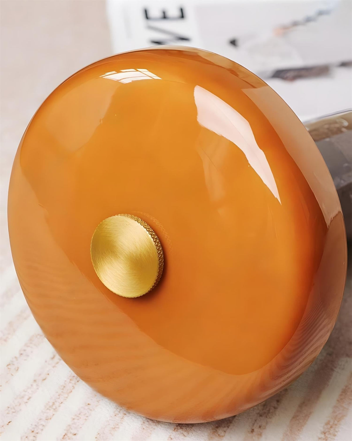 Lámpara de mesa de mármol Trufela – detalle del cristal ámbar y el pomo