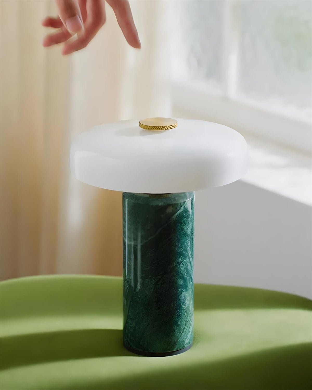 Lámpara de mesa de mármol Trufela – versión verde sobre un puf