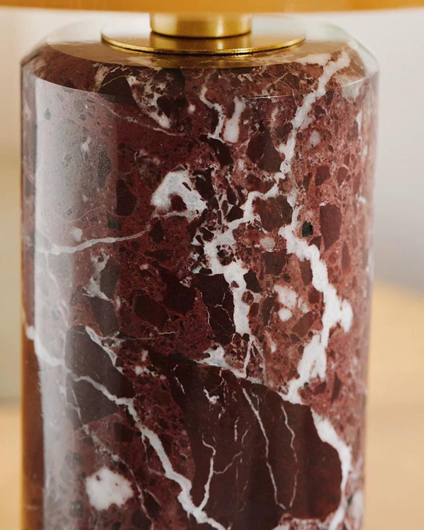 Lámpara de mesa de mármol Trufela – detalle de la veta del mármol rojo