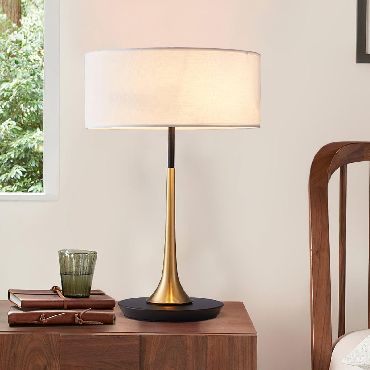 Lámpara de mesa dorada Trumela en una mesita de noche – imagen 3