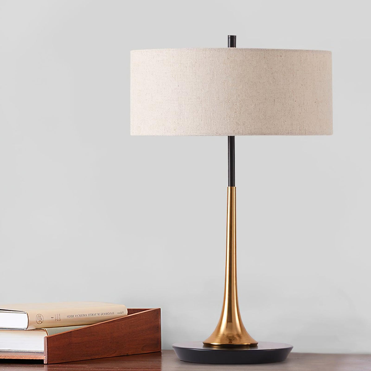 Lámpara de mesa dorada Trumela en una mesita de noche – imagen 4