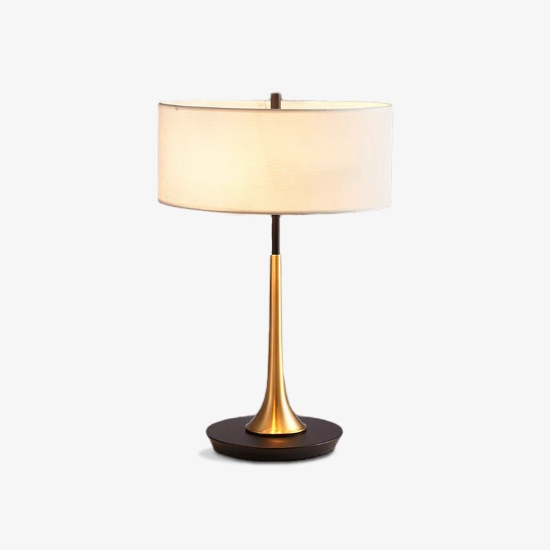 Lámpara de mesa dorada Trumela en una mesita de noche – imagen 11