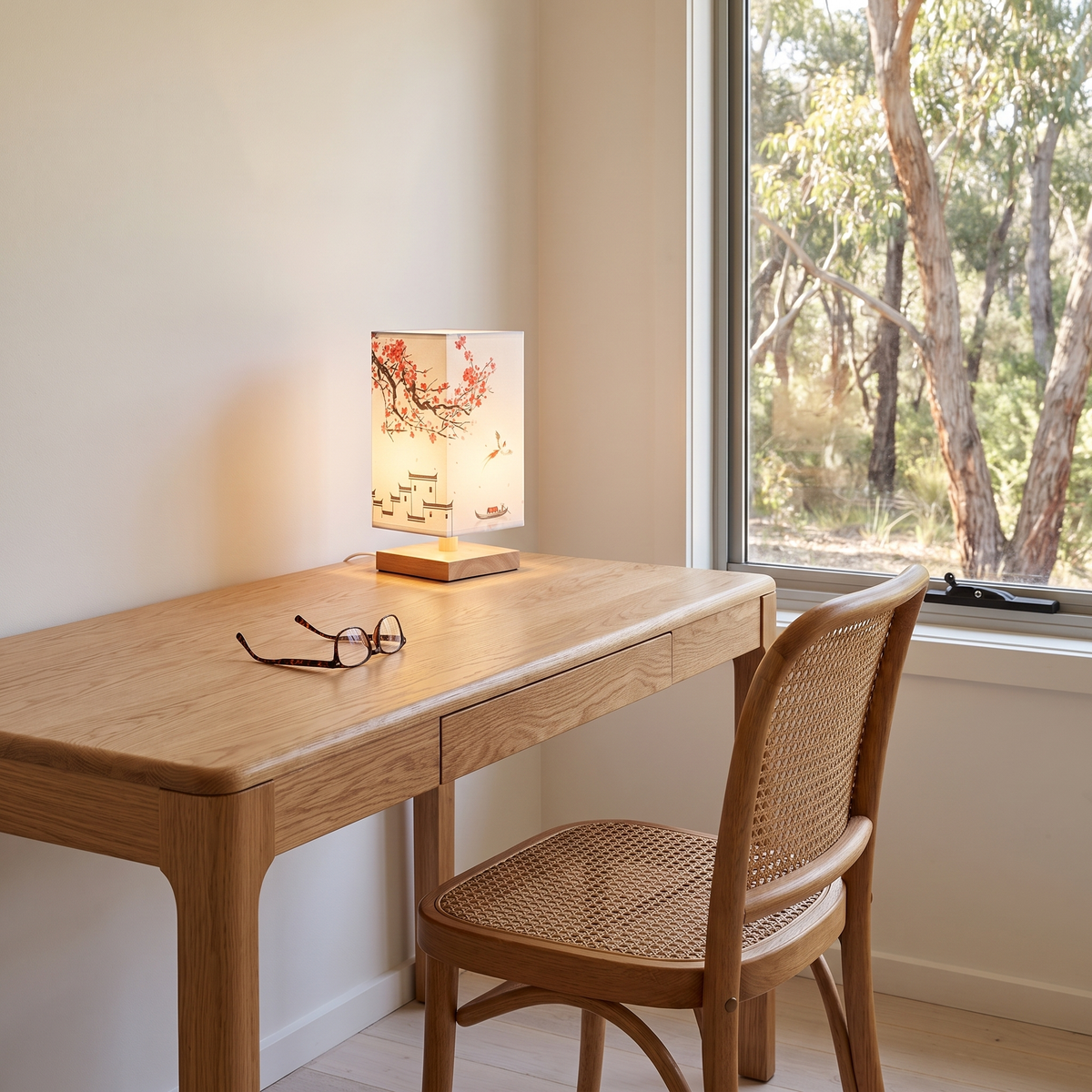 Lámpara de mesa de bambú Sumira – diseño rojo en un escritorio junto a la ventana