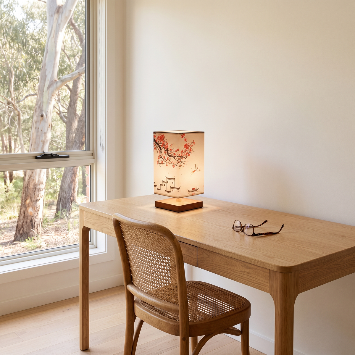 Lámpara de mesa de bambú Sumira – diseño rojo en un escritorio de roble