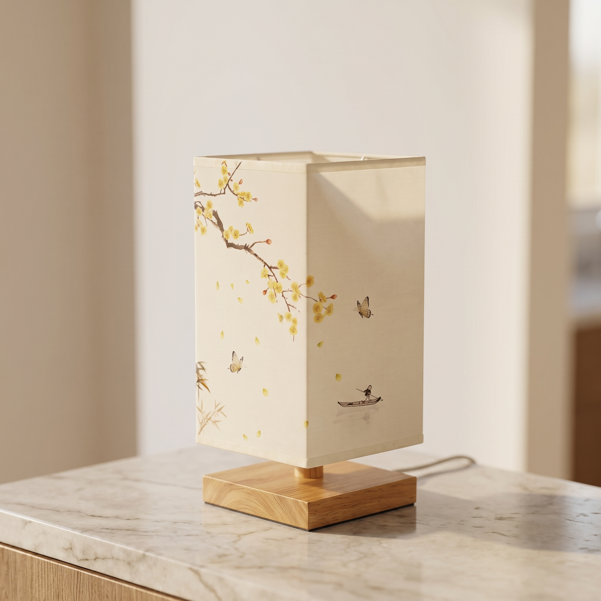 Lámpara de mesa de bambú Sumira – diseño amarillo vista de cerca sobre mármol