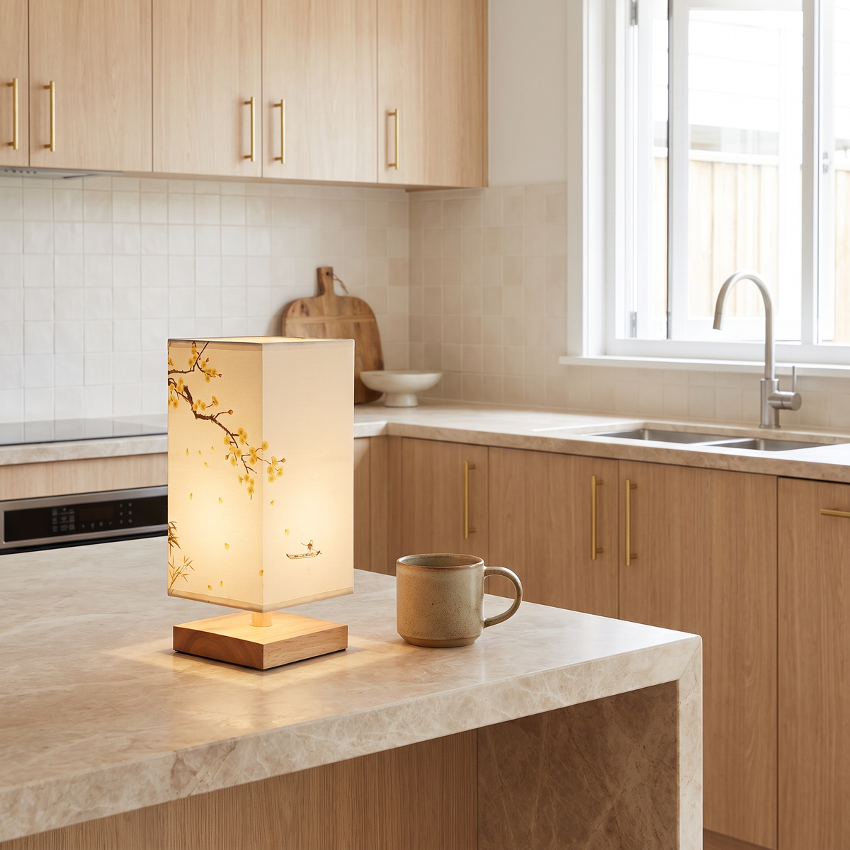 Lámpara de mesa de bambú Sumira – diseño amarillo en una isla de cocina de mármol