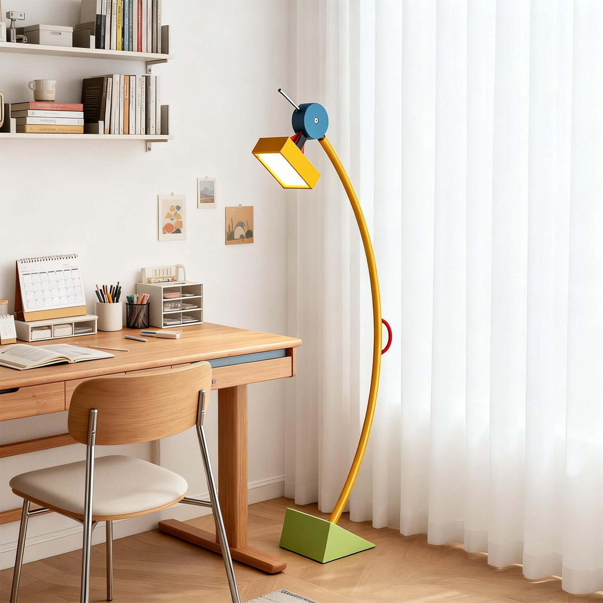 Lámpara de pie de arco Tucana – junto a un escritorio de madera y una estantería