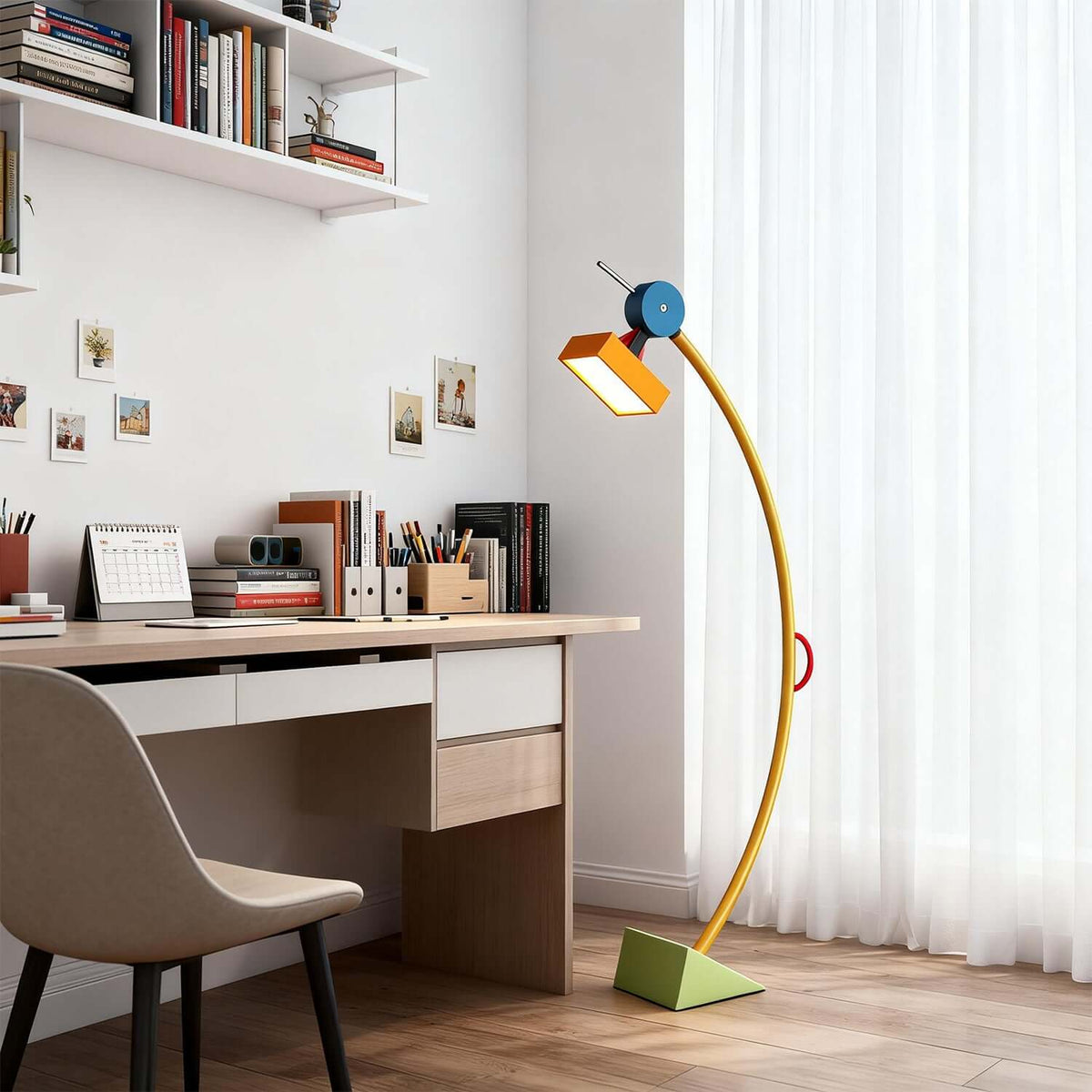 Lámpara de pie de arco Tucana – iluminando un escritorio con estantes